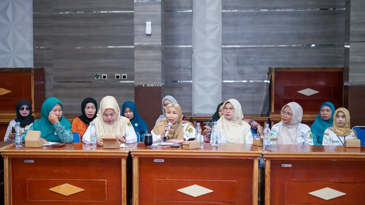 DISKUSI : Jajaran stake holder pelayanan kesehatan saling berdiskusi untuk menurunkan stunting.