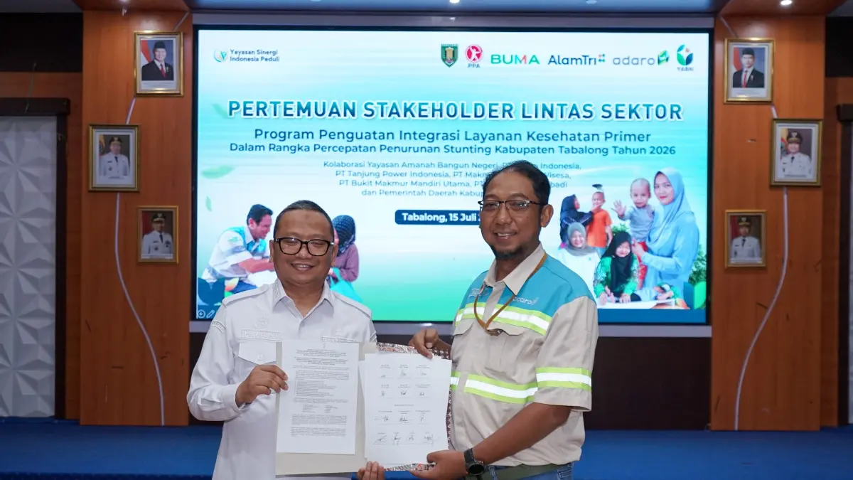 FOTO BERSAMA : Jajaran PT Adaro dan mitra berfoto bersama dengan jajaran tim stake holder pelayanan kesehatan.
