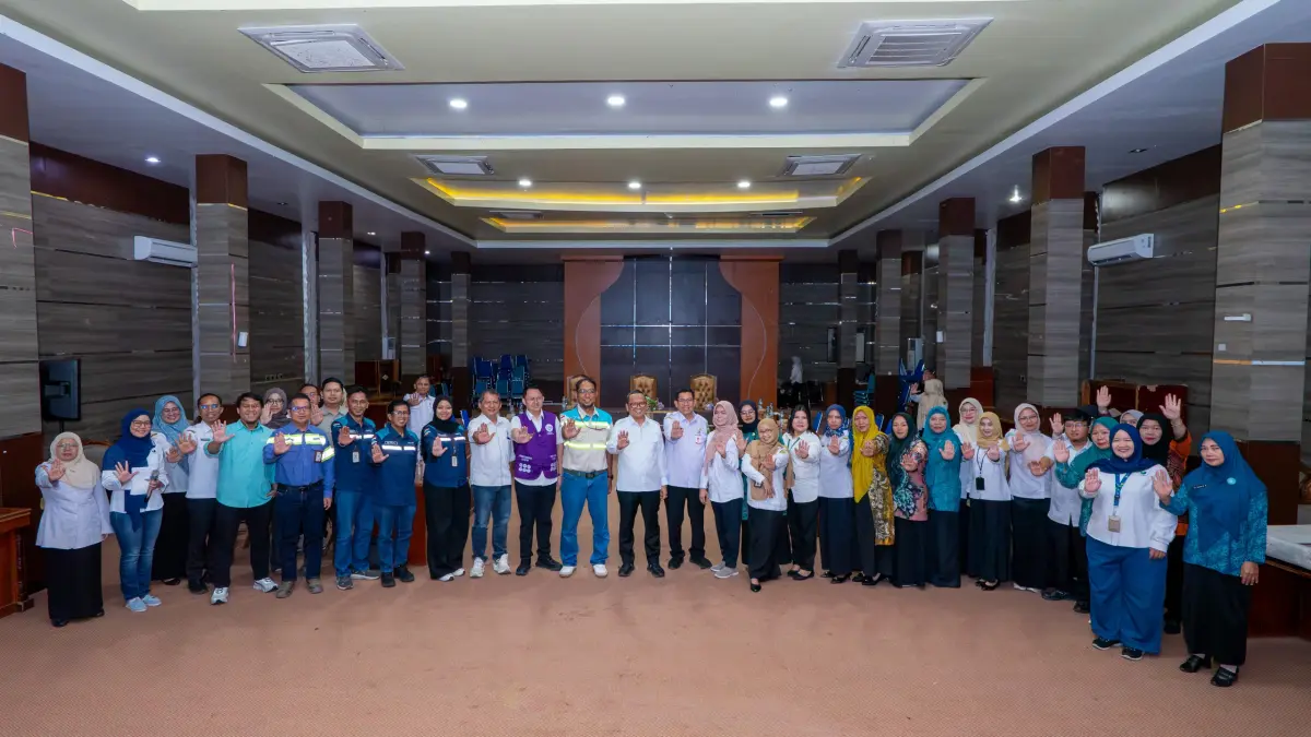 FOTO BERSAMA : Jajaran PT Adaro dan mitra berfoto bersama dengan jajaran tim stake holder pelayanan kesehatan.
