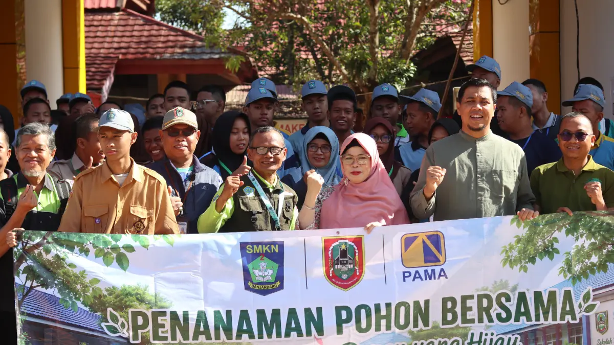 FOTO BERSAMA: PT Pamapersada Nusantara BBSO, SMKN 2 Banjarbaru, DLH Kota Banjarbaru, DLH Provinsi Kalimantan Selatan, HPAI, serta para siswa berfoto bersama usai aksi penanaman pohon "Selamatkan Bumi, Mulai dari Satu Pohon", Jumat (17/7/2026).