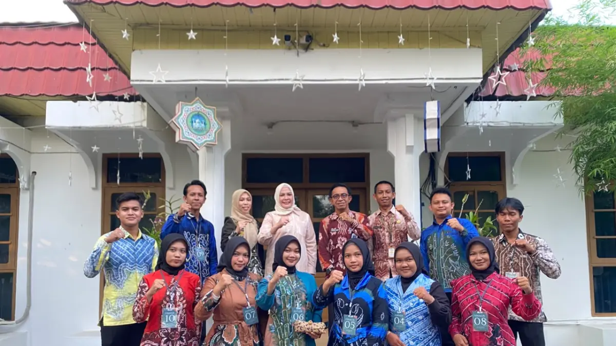 KREATIVITAS: 10 Finalis Pemilihan Duta Pepelingasih 2026 bersama ketua TP-PKK HSS, Hj Mustaidah Syafrudin Noor, Kamis (16/7/2026).(Foto: Duta Pepelingasih HSS)&nbsp;