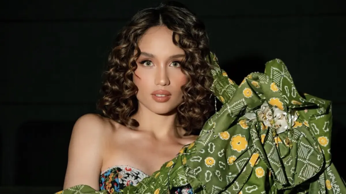 LULUS: Cinta Laura membantu salah satu asistennya agar dapat menamatkan pendidikan SMA yang sempat terhenti. (Foto: Instagram)