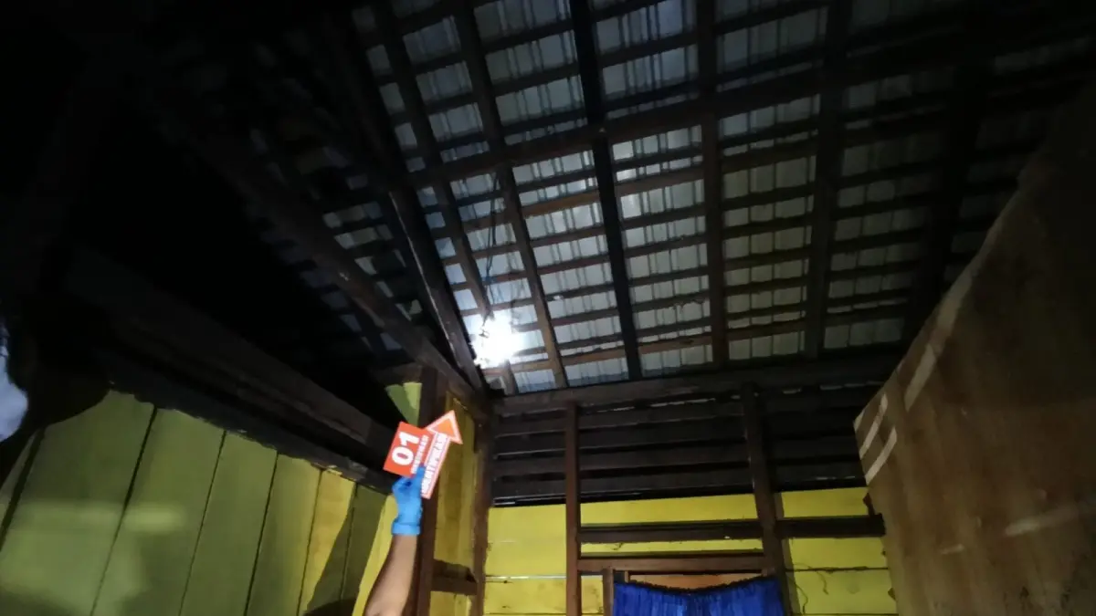 OLAH TKP: Petugas Polsek Marabahan bersama Tim Identifikasi Satreskrim Polres Barito Kuala melakukan olah tempat kejadian perkara di rumah korban.//Polres Batola untuk Radar