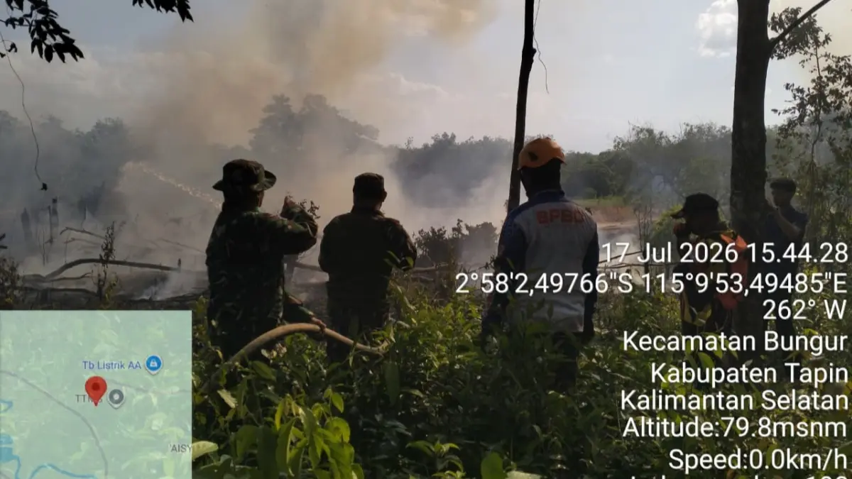 PADAMKAN: Petugas BPBD Tapin bersama relawan memadamkan kebakaran hutan dan lahan di Desa Tebing Tinggi, Kecamatan Bungur, hingga api berhasil dikendalikan. (Foto: Pusdalops BPBD Tapin)