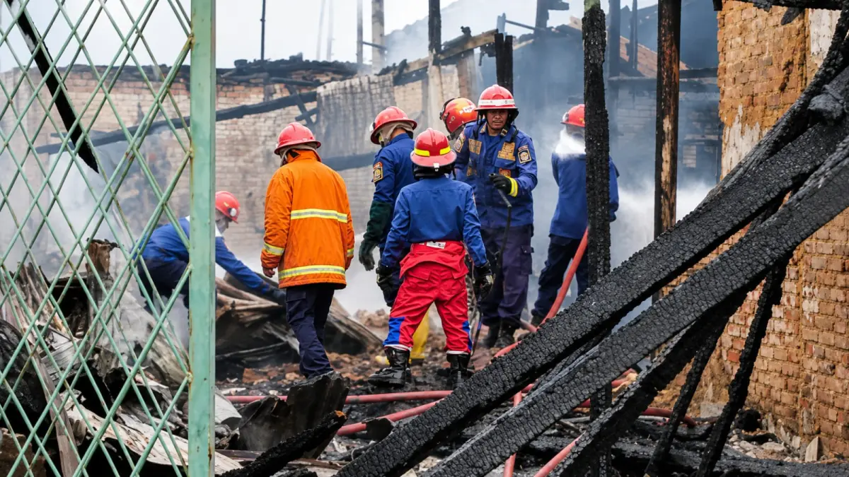 PEMADAMAN: Petugas Damkar Tanah Bumbu saat melakukan pemadaman serta pendinginan di lokasi kebakaran. Pemerintah daerah menargetkan penambahan dua pos damkar untuk mempercepat waktu tanggap penanganan kebakaran. (Foto: Damkar Tanah Bumbu)