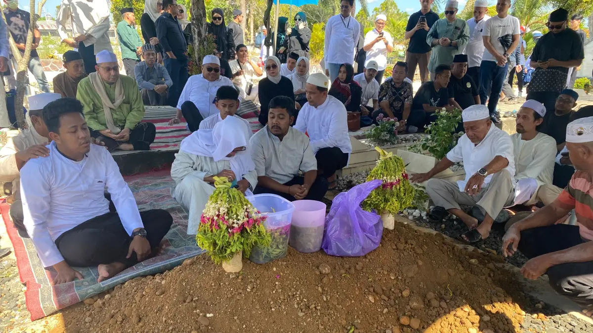PENGHORMATAN TERAKHIR: Suasana haru menyelimuti pemakaman H Syarifuddin Ardasa di Alkah Mahabbah, Sekumpul, Martapura, Jumat (17/7/2026).(Foto: Fadlan Zakiri/Radar Banjarmasin)&nbsp;
