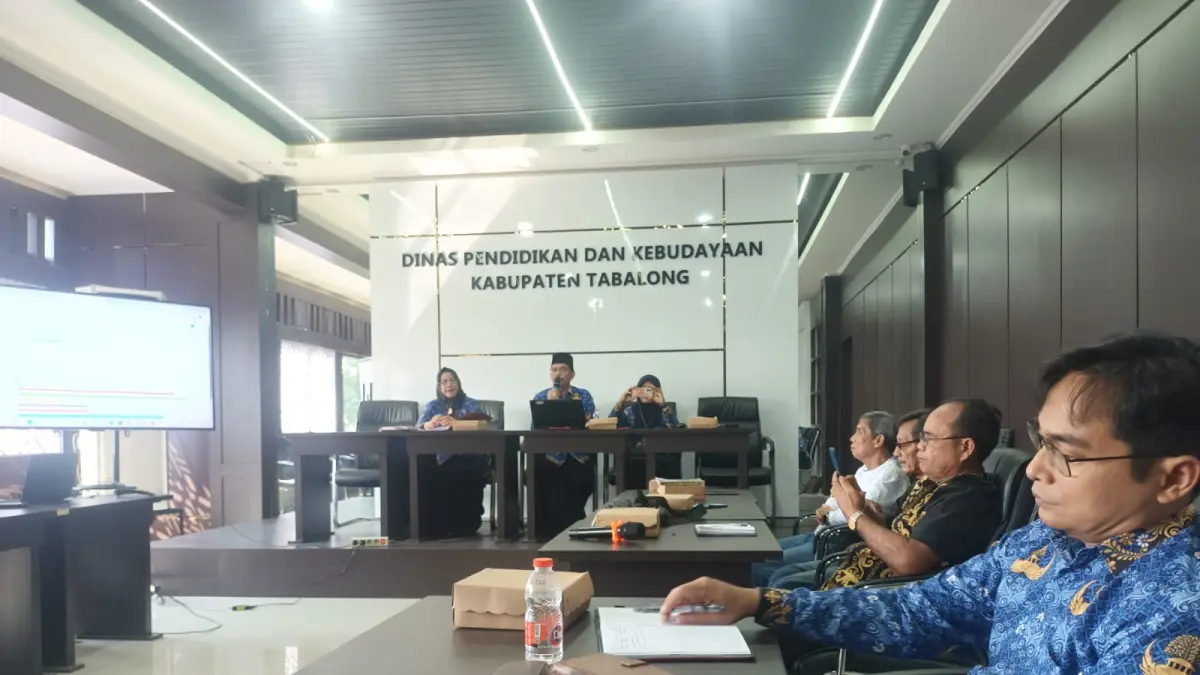 PERTEMUAN: Jajaran Disdikbud Tabalong dan para seniman serta budayawan saling berdiskusi terkait data kebudayaan Tabalong. (Foto: Ibnu Dwi Wahyudi/ Radar Banjarmasin)