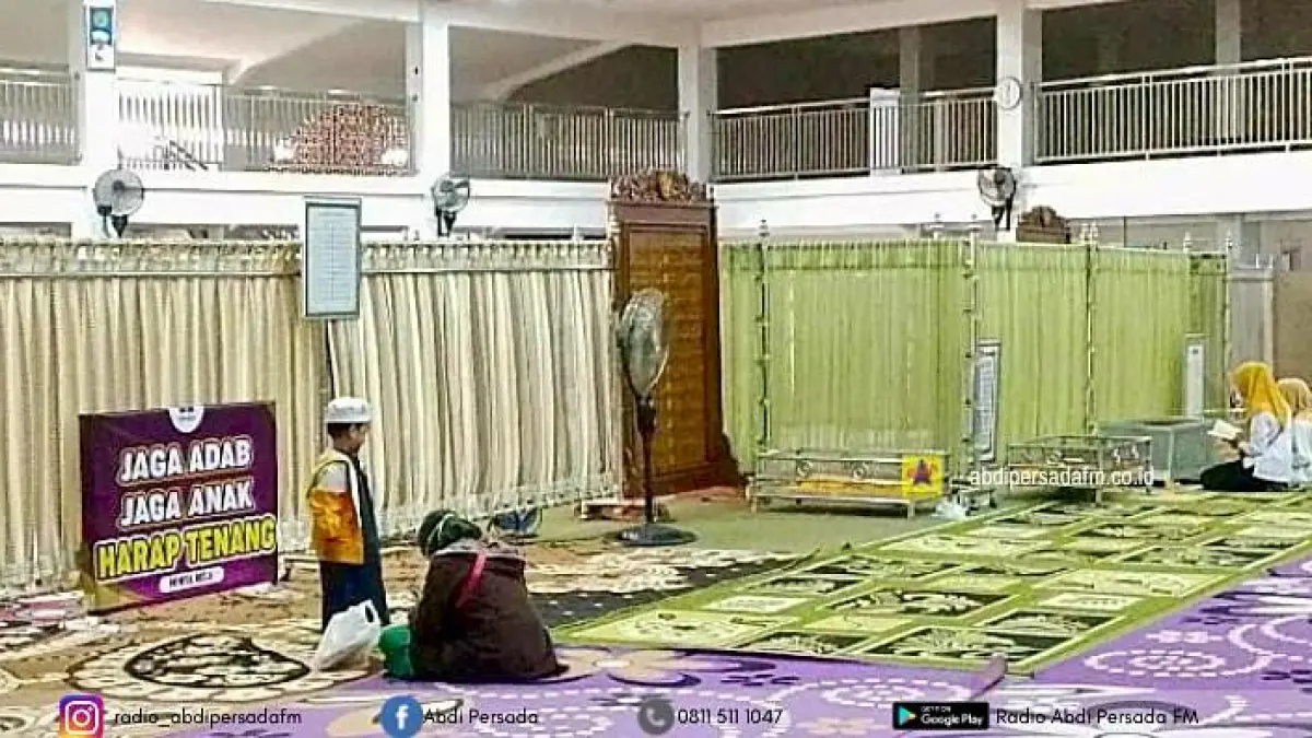RELIGI: Makam KH Ahmad Zuhdiannoor di belakang kawasan Masjid Jami Banjarmasin salah satu wisata religi yang ada di Banjarmasin.(Foto: Endang Syarifuddin/Radar Banjarmasin)