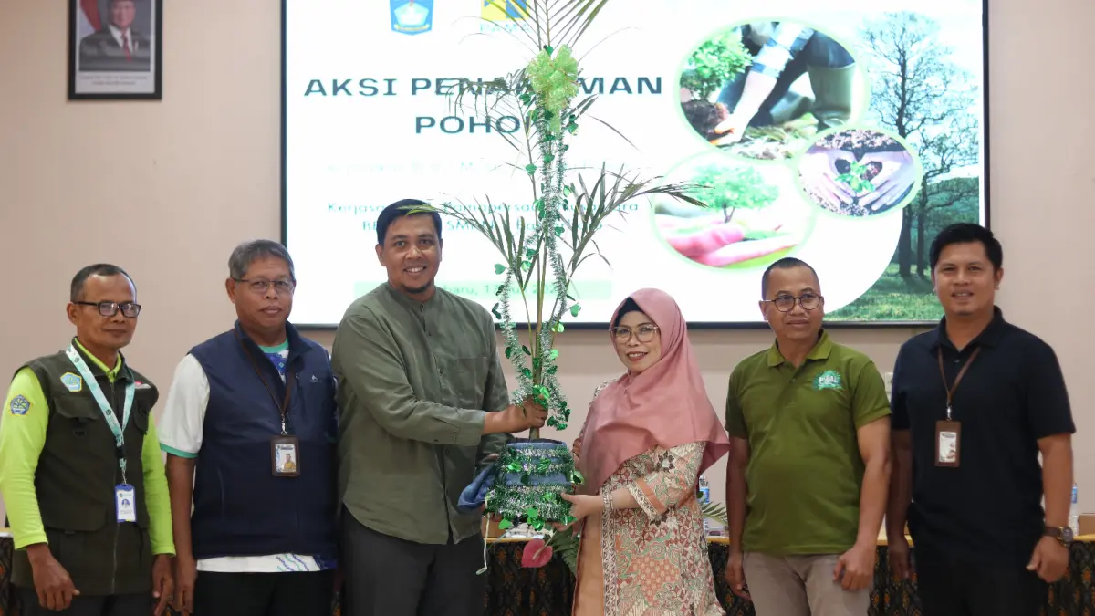 SIMBOLIS: PT Pamapersada Nusantara BBSO menyerahkan bantuan bibit pohon kepada SMKN 2 Banjarbaru sebagai dukungan menuju Sekolah Adiwiyata Nasional.