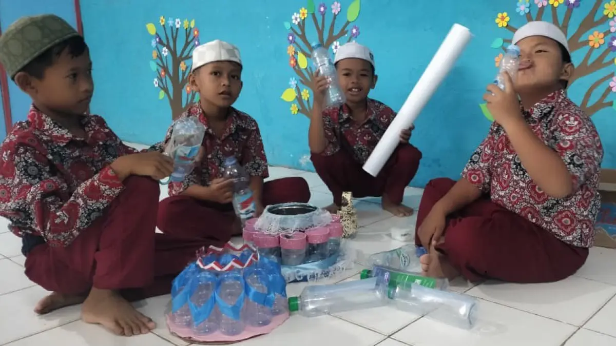  SULAP BARANG BEKAS: Lewat inovasi Sakura (Sampah Kujadikan Karya), pelajar di Kabupaten Balangan diedukasi untuk memilah dan mengolah sampah plastik menjadi kerajinan bernilai estetika. 