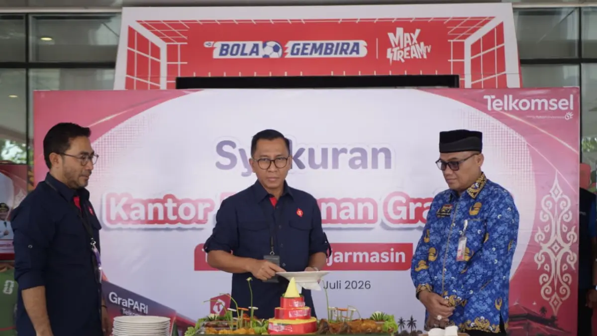 SYUKURAN: Peresmian GraPARI Telkomsel Banjarmasin ditandai pemotongan tumpeng, Jumat (17/7/2026).(Foto: Raudah Anisya/Radar Banjarmasin)&nbsp;
