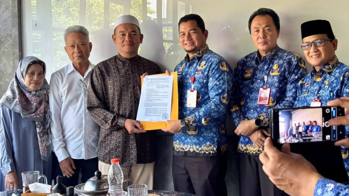 TUNTAS: Sekda Ichrom Miftezar menyerahkan Berita Acara penyelesaian sengketa tanah yang sebelumnya melibatkan warga Gang 6, Kompleks DPR Banjarmasin kepada pihak pelapor dan perwakilan terlapor.