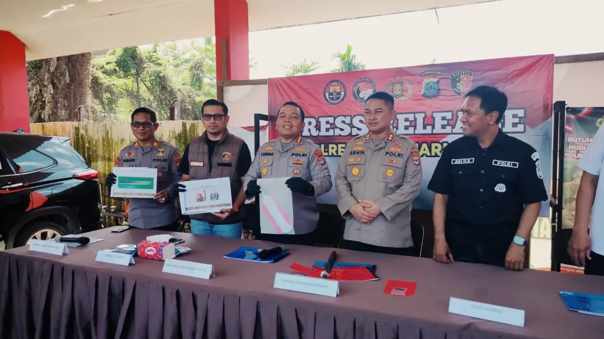 RILIS KASUS: Plh Kapolresta Banjarmasin Kombes Pol Timbul&nbsp; R.K Siregar didamping Waka Polresta AKBP Arwin Amrih W dan Kasat Reskrim Kompol Eru Alsepa serta Kapolsek Banjarmasin Utara AKP Sunardi memperlihat barang bukti senjata yang digunakan pelaku.