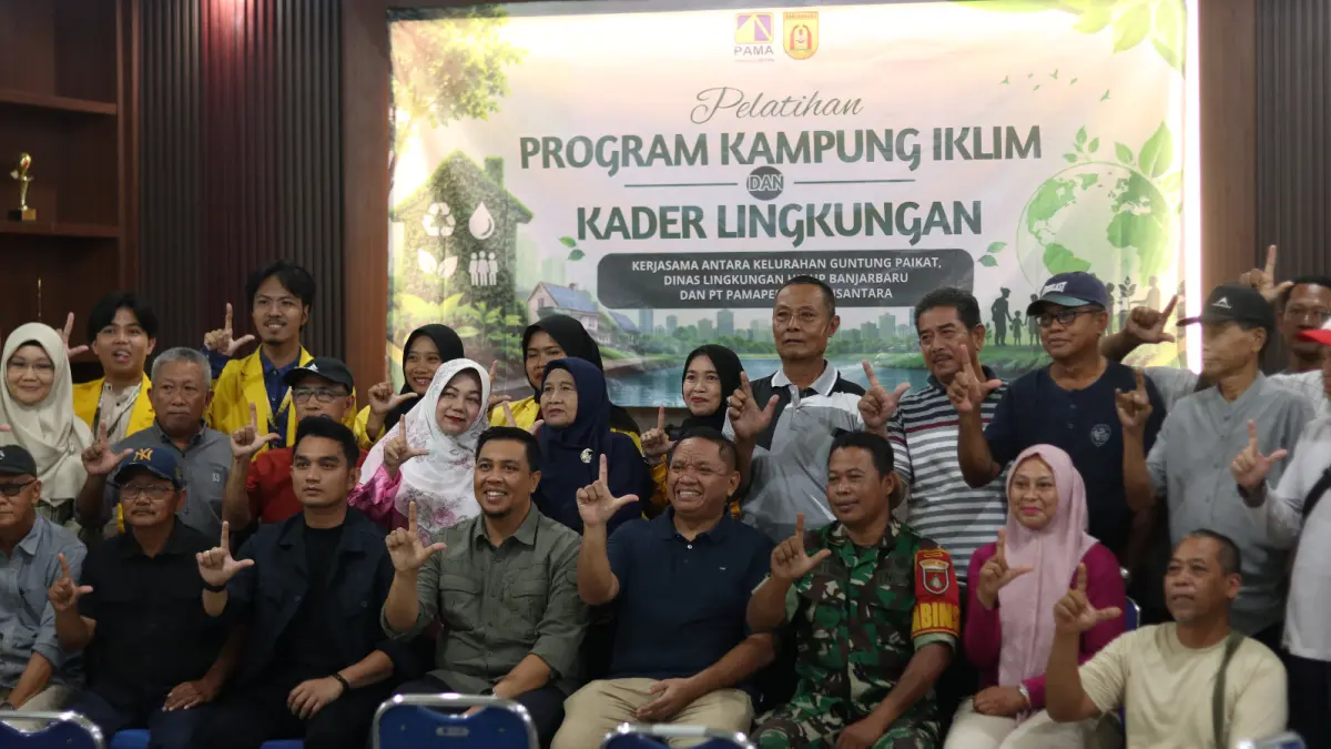 FOTO BERSAMA: Perwakilan PT Pamapersada Nusantara BBSO, Kelurahan Guntung Paikat, DLH Kota Banjarbaru, narasumber, dan peserta berfoto bersama usai Pelatihan Program Kampung Iklim (ProKlim) dan Kader Lingkungan, Sabtu (18/7/2026).