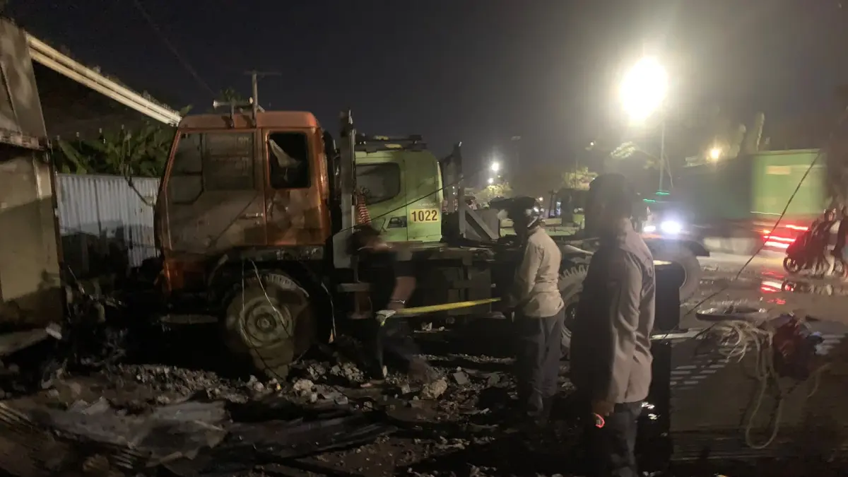 GOSONG: Truk Tronton tak sempat diselamat lantaran api cepat membesar saat kebakaran di Jalan Gubernur Soebardjo, Basirih, Banjarmasin Barat, Jumat (17/7/2026).(Foto: Polsek Banjarmasin Barat)&nbsp;