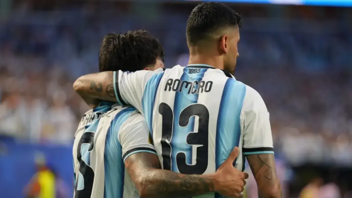 KONTROVERSI SPANDUK: Dua bek Argentina, Lisandro Martinez dan Christian Romero, terancam absen di final Piala Dunia 2026. (Istimewa)