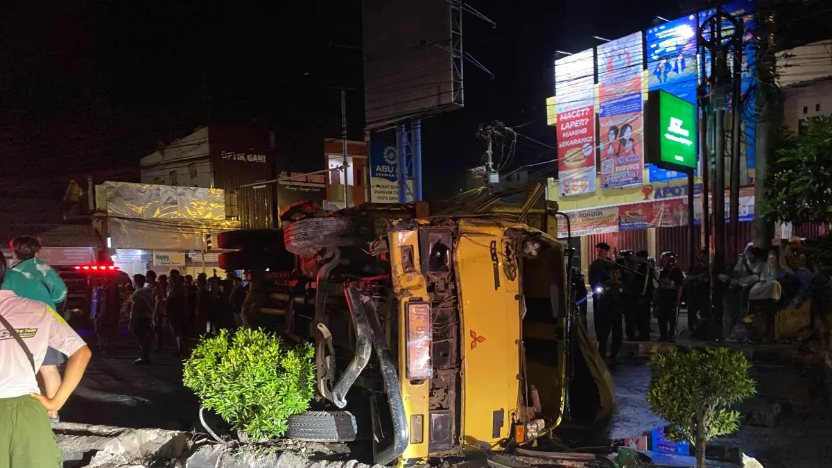 LAKA LANTAS: Truk terbalik seusai menabrak traffic light di Simpang Empat S Parman-Belitung di depan eks Jorong Cafe Banjarmasin, Jumat (17/7/2026).(Foto: Relawan)&nbsp;