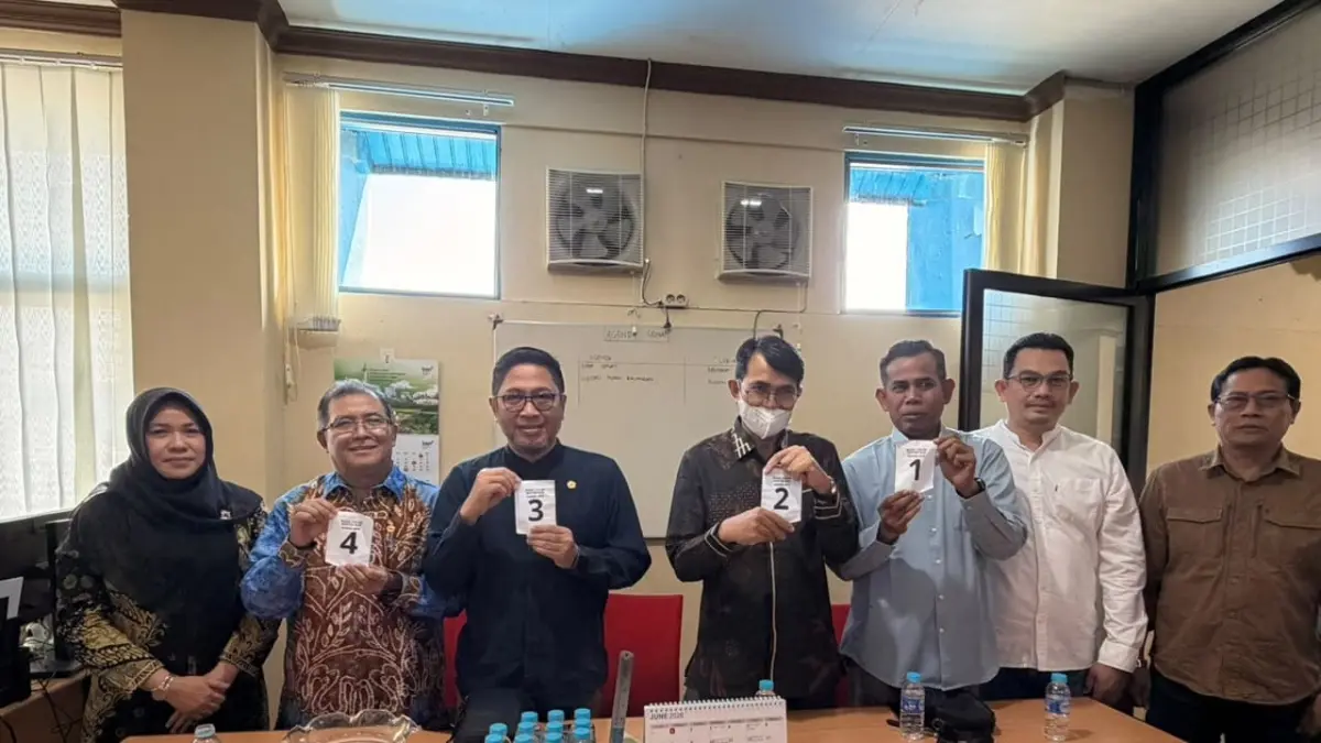 MOMEN: Panitia Pemilihan Rektor ULM bersama bakal calon dan perwakilan bakal calon berfoto bersama usai pengundian nomor urut Pemilihan Rektor ULM Periode 2026–2030, Jumat (17/7).