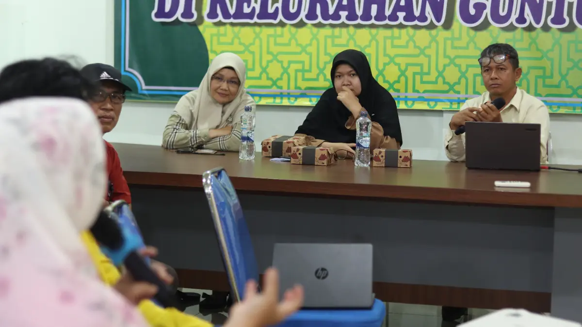 PELATIHAN: Narasumber dari DLH Kota Banjarbaru saat diskusi bersama peserta Pelatihan Program Kampung Iklim (ProKlim) dan Kader Lingkungan di Aula Kelurahan Guntung Paikat, Banjarbaru, Sabtu (18/7/2026).