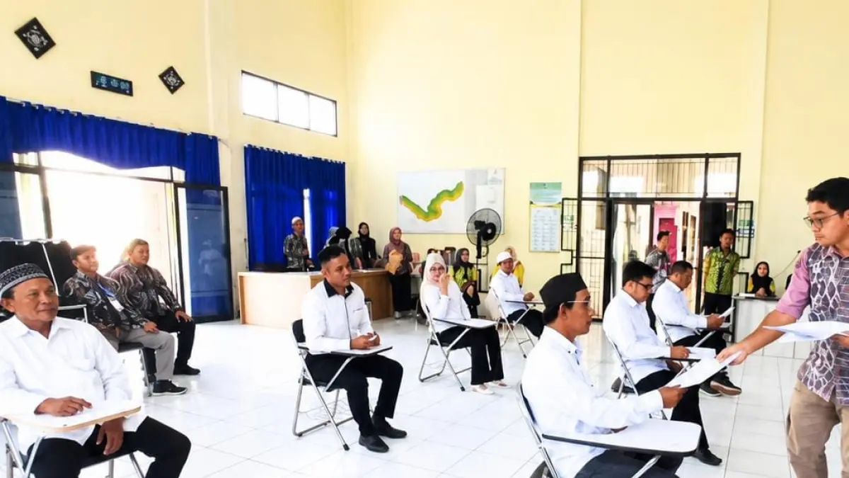 SELEKSI TAMBAHAN: Tujuh kandidat mengikuti tes tertulis dalam seleksi Calon Kepala Desa di Kecamatan Binuang, Jumat (17/7/2026).(Foto: Diskominfo Tapin)