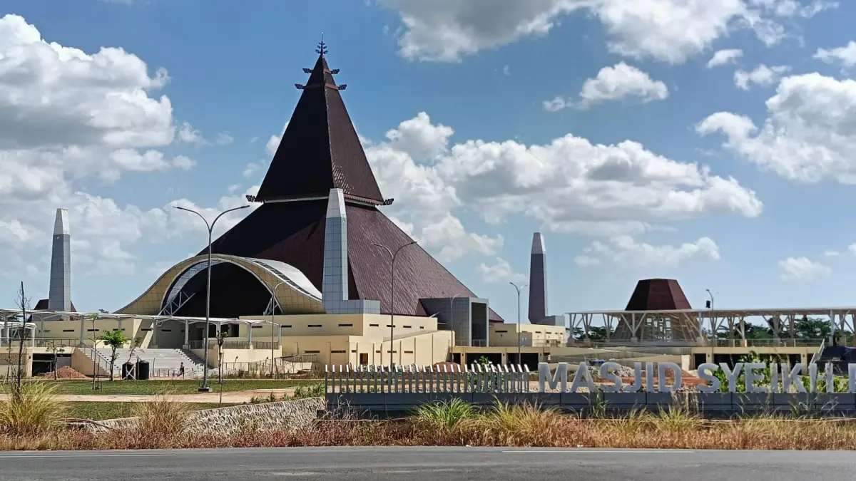 SIAP DIRESMIKAN: Masjid Raya Syekh Arsyad Al-Banjari akan diresmikan bertepatan dengan Hari Jadi ke-76 Provinsi Kalimantan Selatan dan mulai difungsikan untuk salat Jumat perdana sehari setelahnya. (Foto: Sheilla/Radar Banjarmasin)
