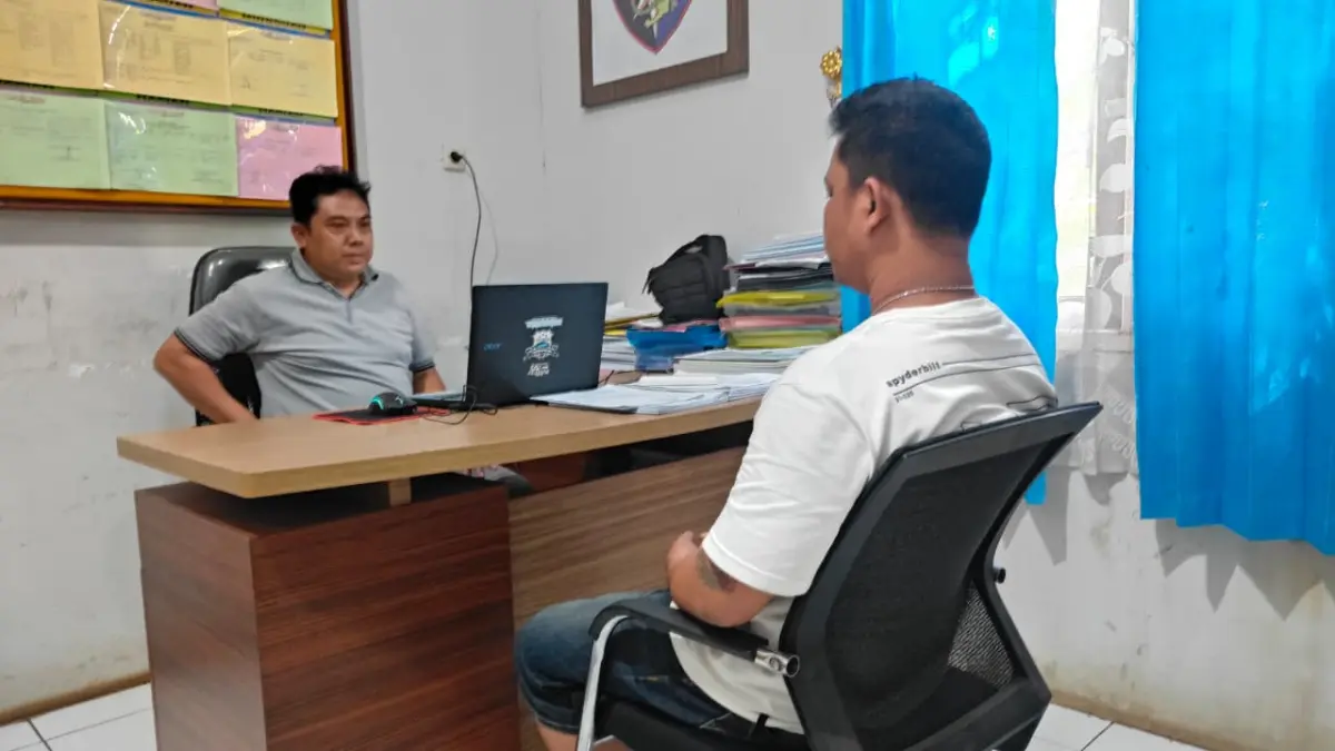 DIPERIKSA: Salah seorang terduga pelaku menjalani pemeriksaan di ruang penyidik Unit Gakkum Satpolairud Polres Tanah Bumbu usai diamankan dalam kasus dugaan peredaran narkotika jenis sabu di Kecamatan Satui. (Foto: Satpolairud untuk Radar Banjarmasin)
