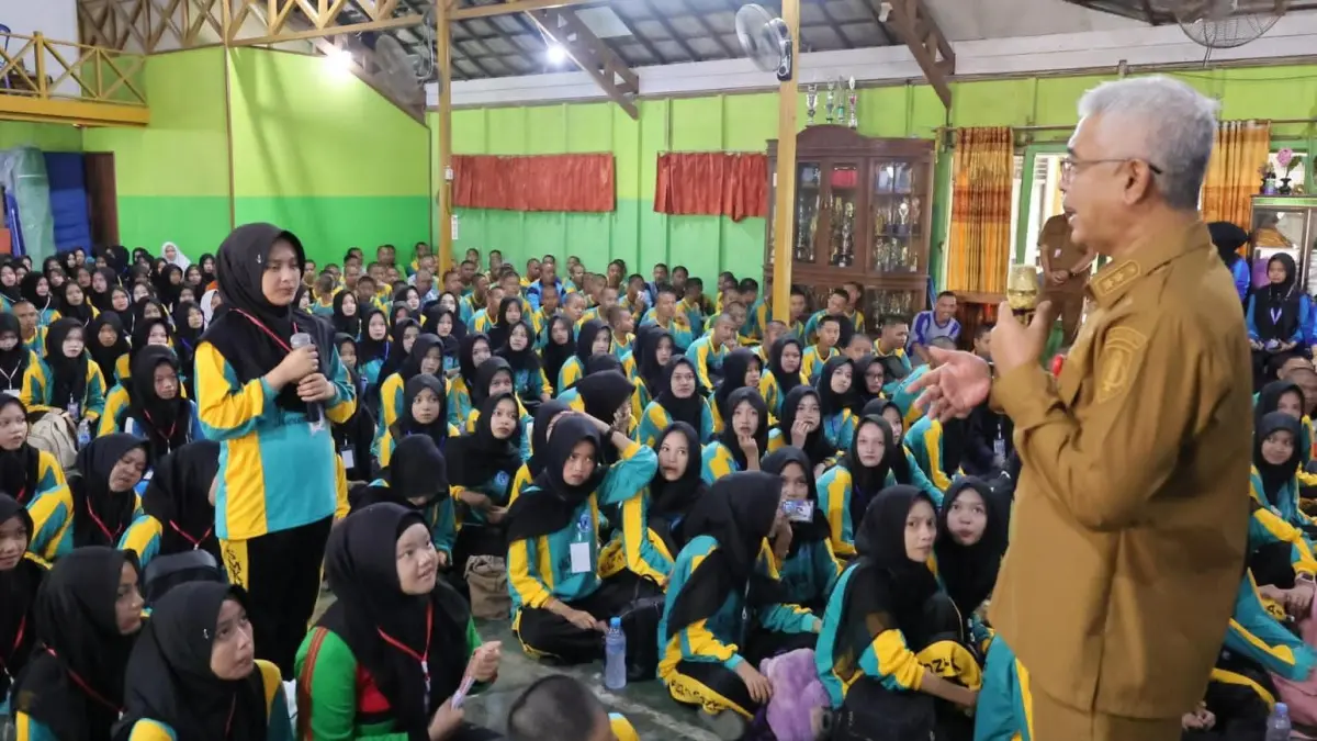 MOMEN: Wakil Bupati HSU, Hero Setiawan membuka Masa Pengenalan Lingkungan Sekolah (MPLS) Tahun Ajaran 2026/2027 di SMKN 2 Amuntai, serta memberikan motivasi kepada peserta didik baru untuk mengembangkan potensi, kreativitas, dan karakter. (Foto: Pemkab HSU)&nbsp;