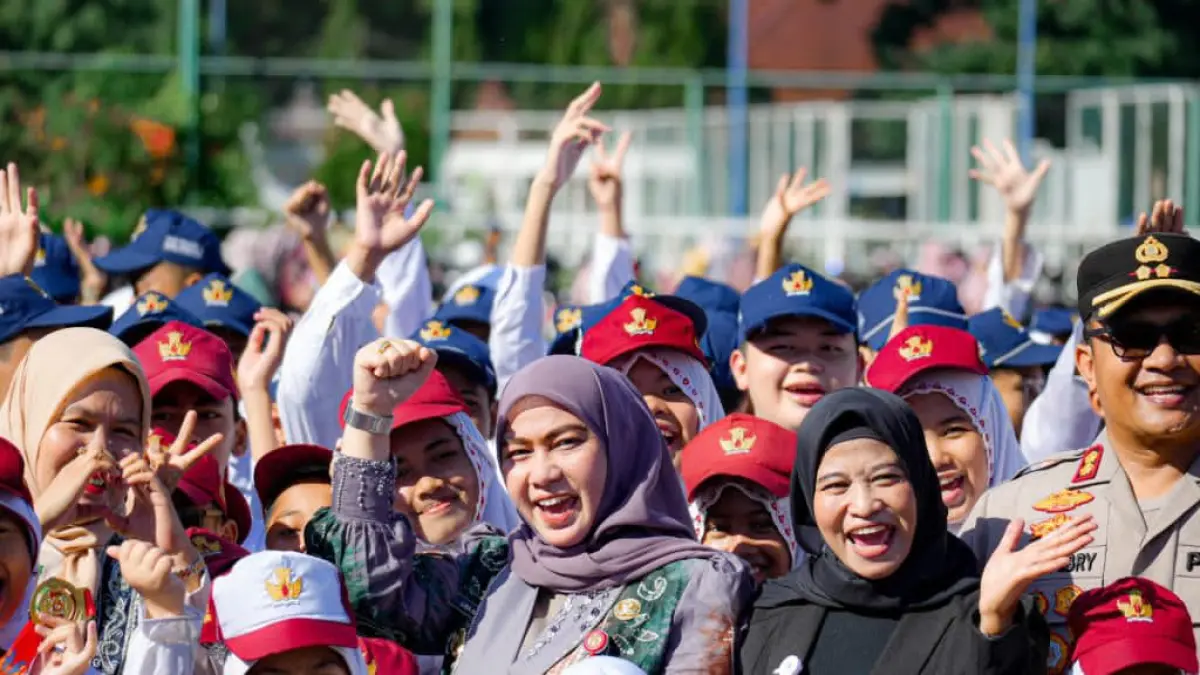 AKRAB: Wali Kota Banjarbaru bersama para peserta didik di Banjarbaru usai mengikuti apel bendera.(Foto:MC Banjarbaru)


