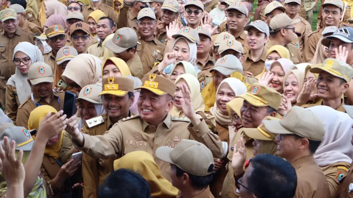 BERBAUR: Gubernur dan Wakil Gubernur Kalimantan Selatan berbaur bersama ASN usai apel gabungan di Lapangan Kantor Gubernur Kalsel, Banjarbaru. (MC Kalsel)

