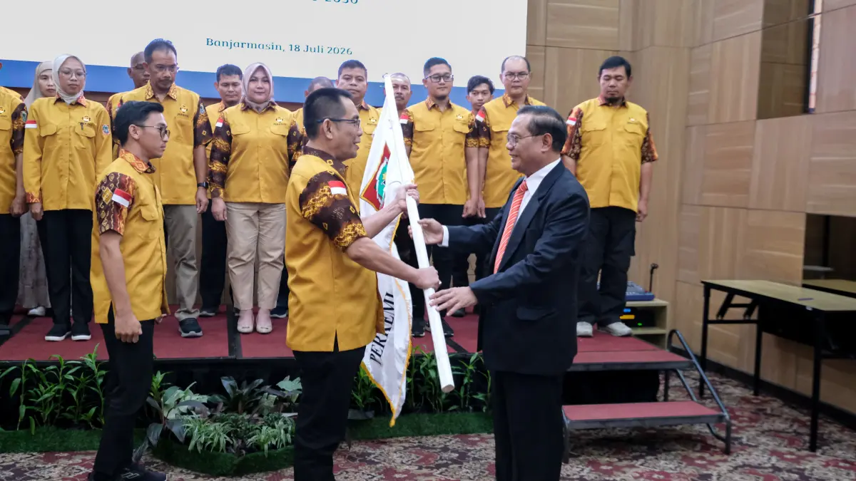 DILANTIK: Ketua Umum PB PERKEMI, Laksdya TNI (Purn) Dr. Agus Setiadji, saat melantik Akhmad Fydayeen sebagai Ketua Pengprov PERKEMI Kalimantan Selatan periode 2026–2030, Sabtu (19/7/2026). (M Idris Jian Sidik)