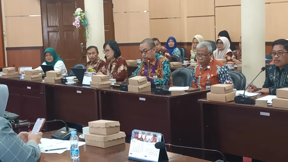 DIPANGGIL : Jajaran tiga SKPD di lingkup Pemkab Tabalong saat rapat bersama Badan Anggaran DPRD Kabupaten Tabalong.

(Foto &nbsp;: Ibnu Dwi Wahyudi/ Radar Banjarmasin)