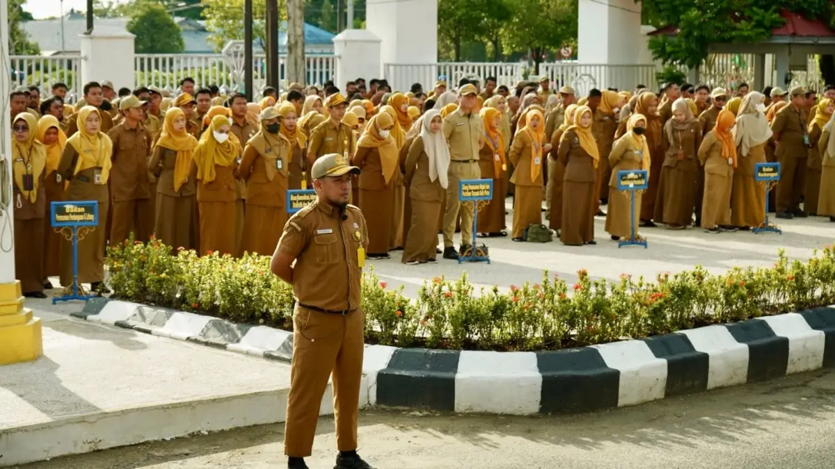 DISIPLIN: Aparatur sipil negara mengikuti apel pagi di halaman Kantor Bupati Banjar sebagai bagian dari pembinaan disiplin dan kinerja pegawai. (Prokopim Banjar)