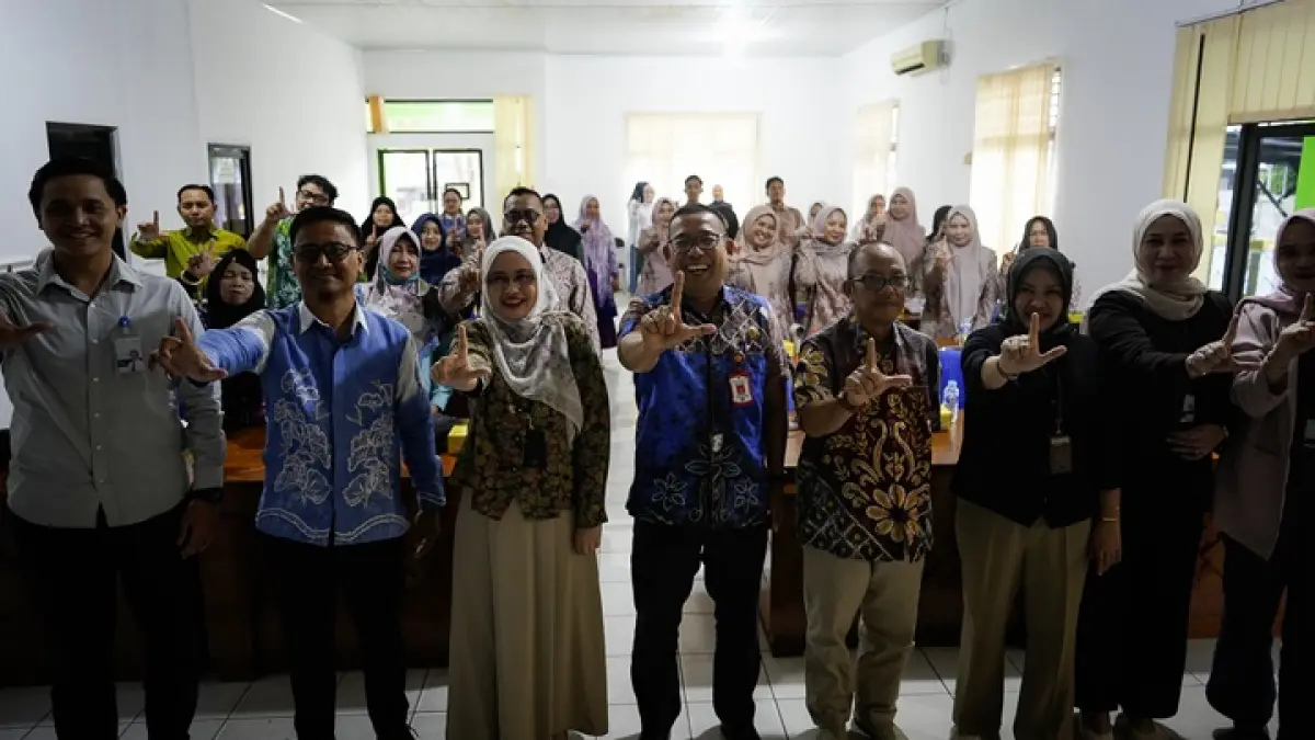 DOKUMENTASI: Foto bersama Kepala Darpusda Kota Banjarbaru, Asep Saputra (tengah, batik biru), narasumber dari Bank Kalsel, dan para peserta pelatihan usai sesi materi Service Excellent bagi ASN.(Foto:MC Banjarbaru untuk Radar Banjarmasin)