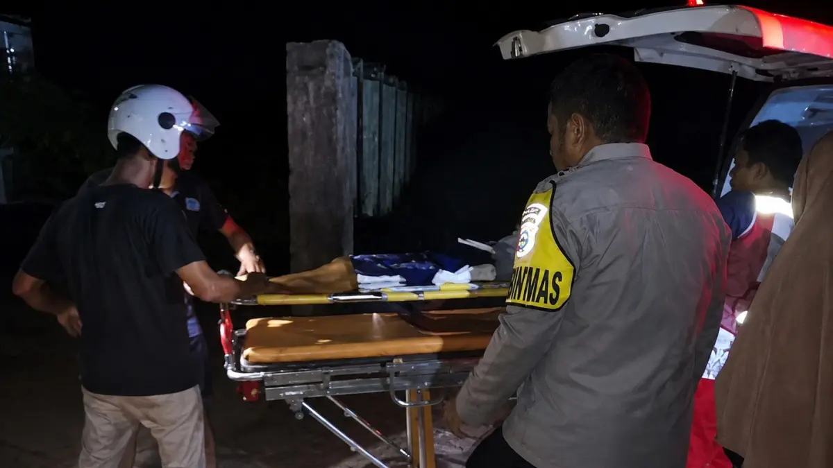 EVAKUASI: Pihak Polsek Pelaihari dan relawan melakukan evakuasi terhadap jasad lansia bernama Masdar yang ditemukan tak benyawa di kebun Jalan Sumsum Pelaihari, Sabtu (18/7/2026) malam.
