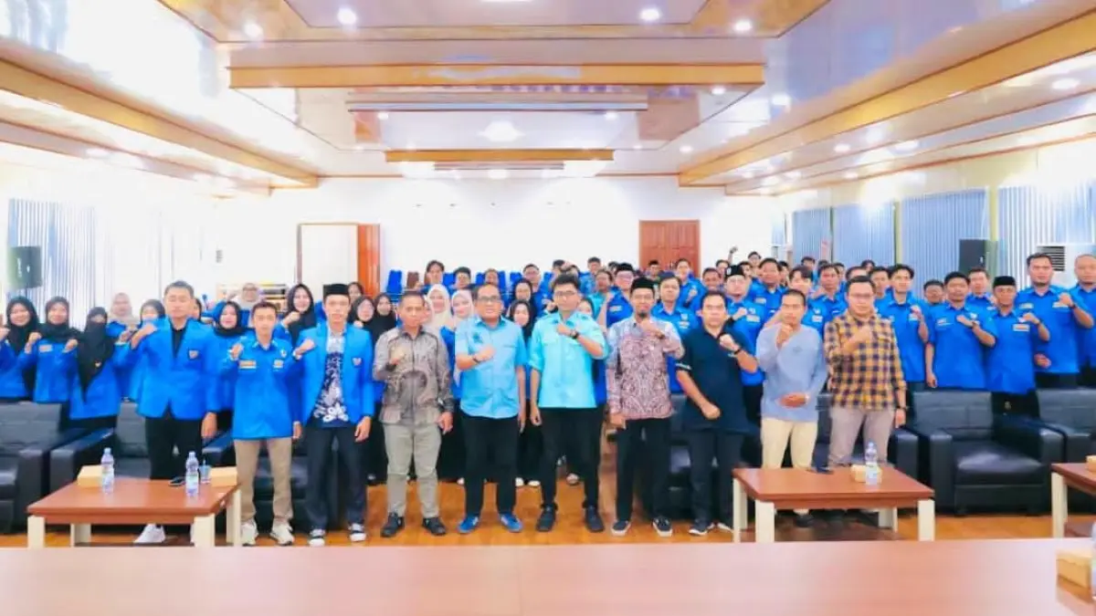 HADIR: Bupati Kabupaten Hulu Sungai Utara (HSU), H Sahrujani (kemeja dan sepatu biru) foto bersama di Rapat Kerja Daerah (Rakerda) DPD KNPI Kabupaten HSU di Aula Karya Sadaya BPKAD HSU, Sabtu (18/7/2026). (Foto: Pemkab HSU)