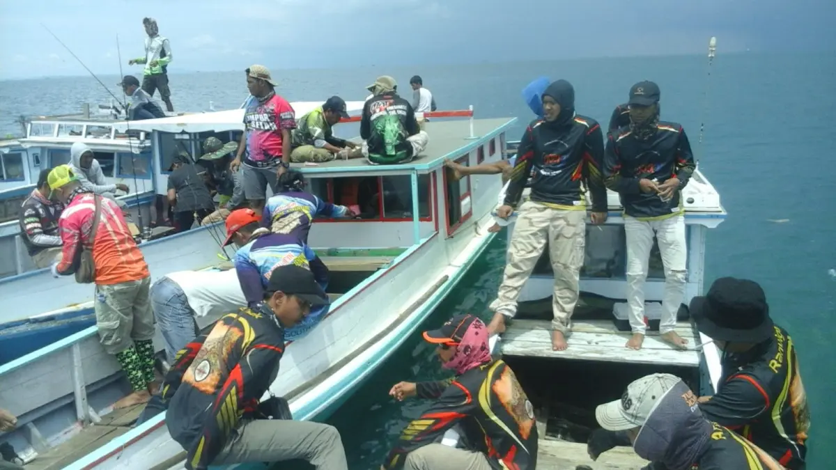 JAGA LAUT: Pemancing mengikuti kampanye pelestarian ekosistem laut di perairan Tanah Bumbu. Ajak masyarakat menolak praktik destructive fishing. (Foto: Alfi untuk Radar Banjarmasin)
