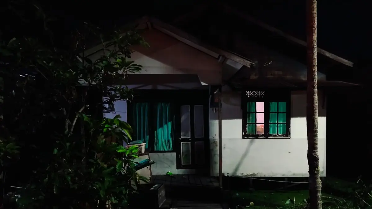 KONTRAKAN: Rumah kontrakan di Jalan Padat Karya, Sungai Andai, yang menjadi lokasi pesta minuman oplosan sebelum terjadi aksi pengamukan dan perusakan. (Foto: Maulana)