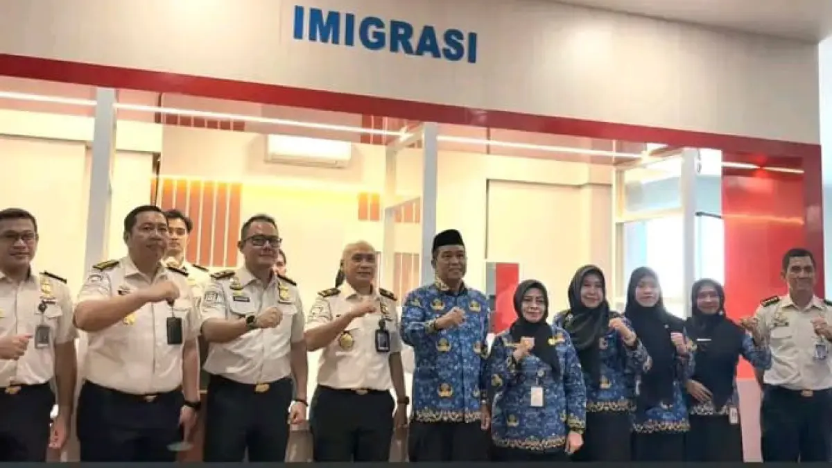 LAYANAN BARU: Bupati HSS H Syafrudin Noor bersama jajaran Direktorat Jenderal Imigrasi meninjau layanan keimigrasian di Mal Pelayanan Publik Kabupaten HSS.