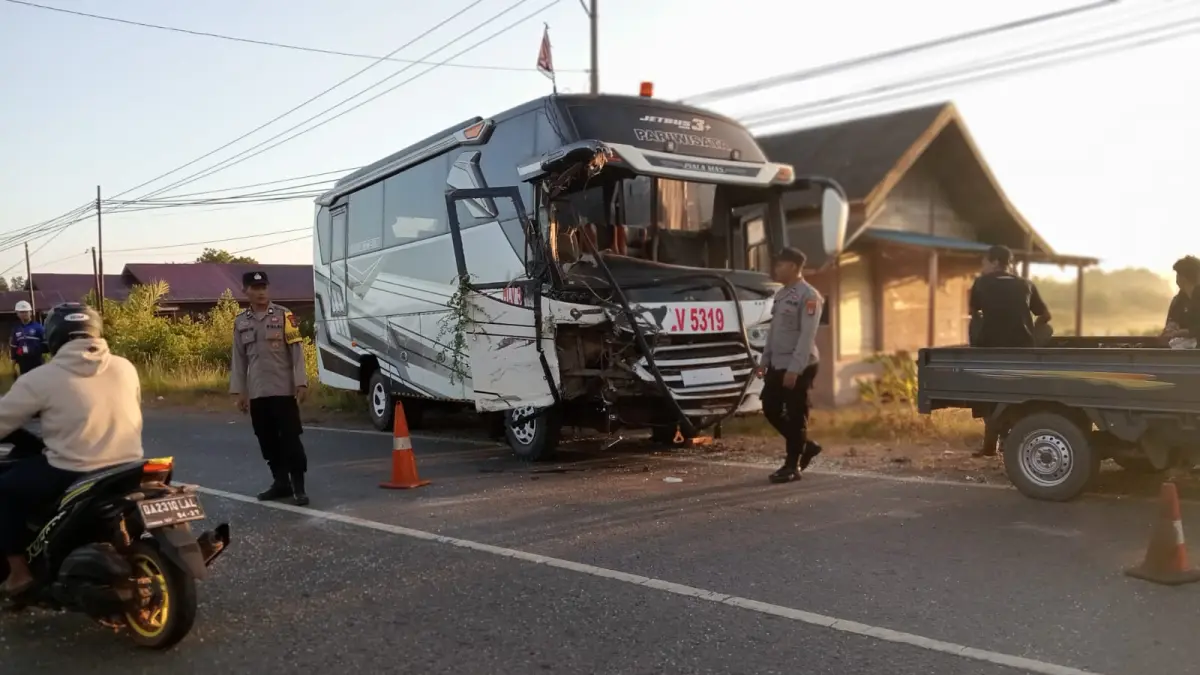 OLENG : Petugas dari Polsek Jorong melakukan pengamanan bus yang terlibat laka di Jalan A Yani, Desa Asam-Asam, Kecamatan Jorong, Minggu (19/7/2026). (Foto : Polsek Jorong)