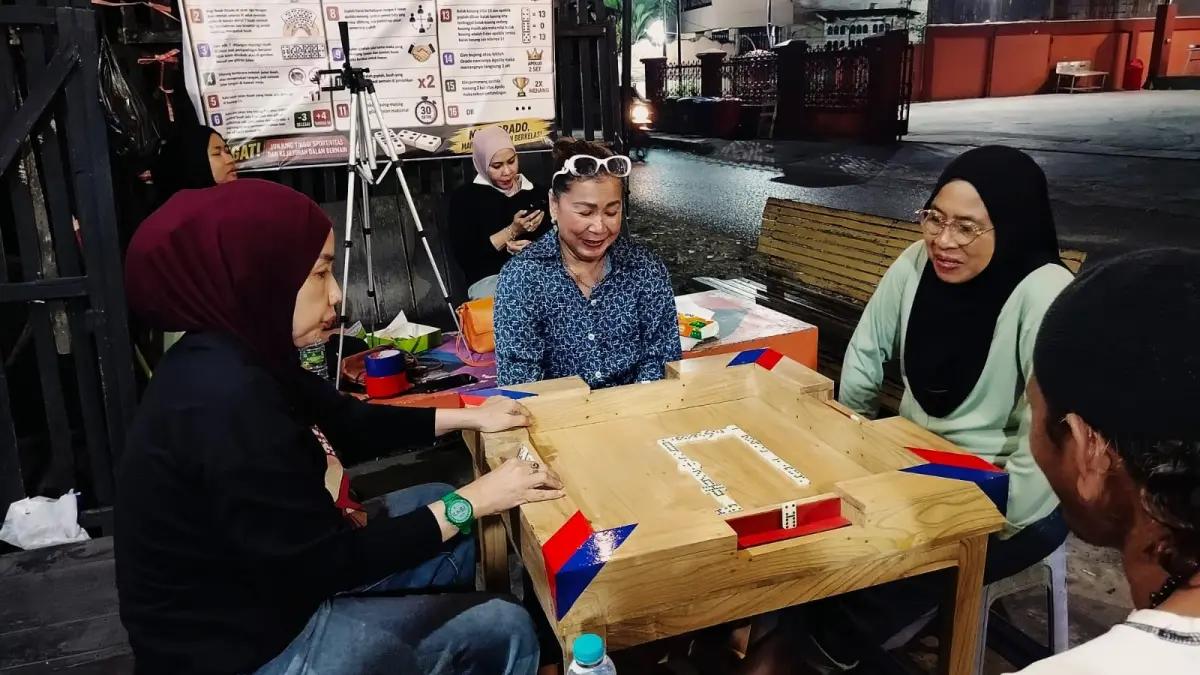 ORADO: Ketua Komunitas Anak Kampung Arab (Akrab), Rina Basrindu atau Acil Imas, memimpin latihan ORADO yang didominasi anggota perempuan di Kampung Arab, Banjarmasin Tengah. (Foto: Maulana/Radar Banjarmasin)

