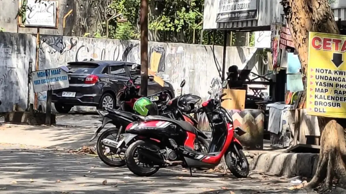 PARKIR: Jalan Hasanuddin HM merupakan Kawasan Tertib Lalu Lintas (KTL). Seluruh aktivitas parkir dan penarikan uang parkir di kawasan tersebut dipastikan ilegal.