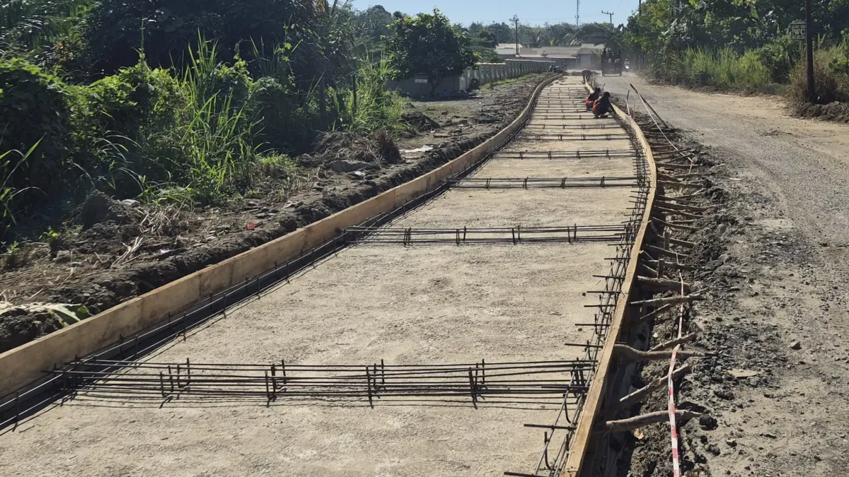 PERBAIKAN: Jalan Birayang-Wawai HST mulai diperbaiki oleh pemerintah daerah. (Foto: Jamaluddin/Radar Banjarmasin).