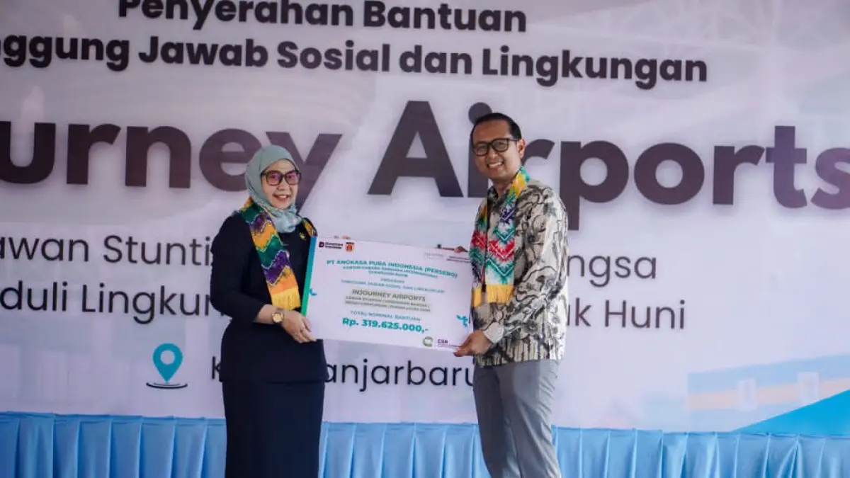 PROGRAM TJSL: GM Bandara Internasional Syamsudin Noor, Stephanus Millyas Wardana menyerahkan secara simbolis bantuan senilai Rp319.625.000 kepada Wali Kota Banjarbaru, Hj Erna Lisa Halaby.(MC Banjarbaru untuk Radar Banjarmasin)