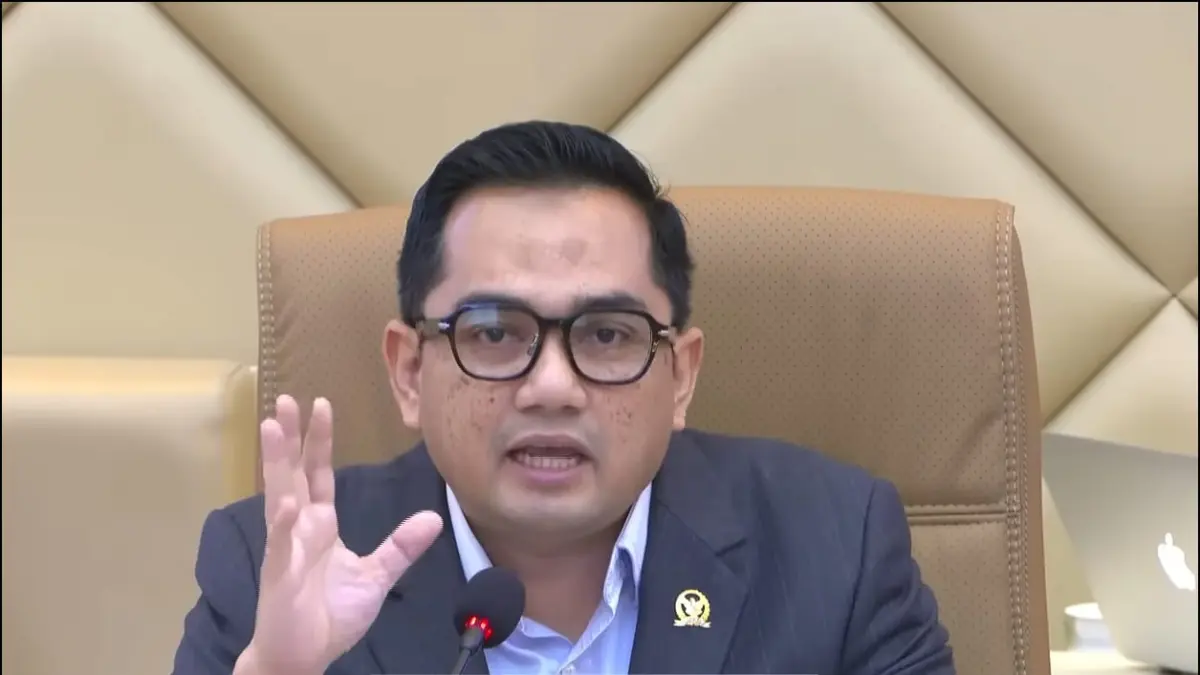 RAPAT: Ketua Komisi II DPR RI M. Rifqinizamy Karsayudha menyampaikan pandangan saat rapat kerja bersama Menteri PANRB Rini Widyantini di Kompleks Parlemen, Senayan, Jakarta, Rabu (15/7/2026). (Tangkapan Layar TVR Parlemen)
