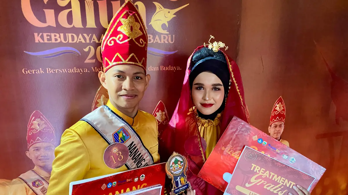 SENANG: Ahmad Raihan Arfan dan Anugerah Nur Rachmadhina pemenang Nanang Galuh Kebudayaan Kotabaru 2026. (Foto: Jumain/ Radar Banjarmasin)&nbsp;