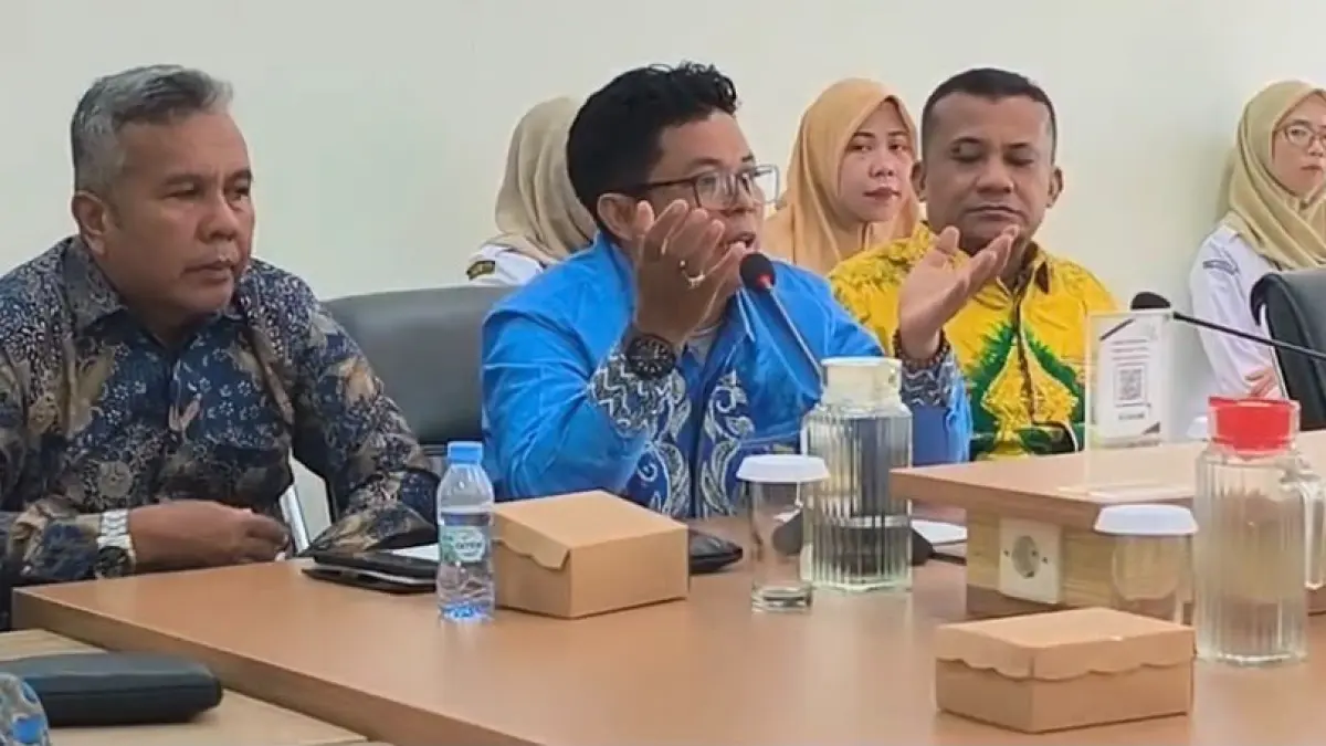 SERIUS: Bersama rekannya di Komisi lll, Rahmad membahas solusi Tuksus Kotabaru ke Dinas Kesehatan Provinsi. (Foto: Rahmad untuk Radar Banjarmasin) 