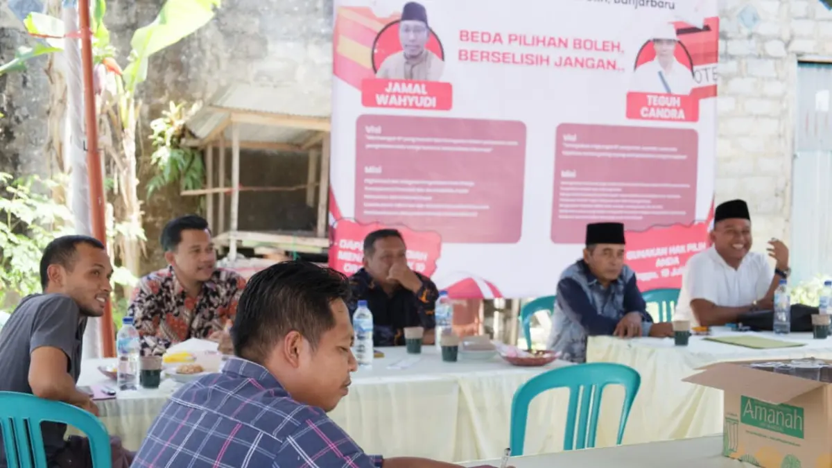 Warga RT 54 Kelurahan Guntung Manggis, Banjarbaru, saat menyalurkan hak suaranya dalam pemilihan Ketua RT baru secara demokratis, Minggu (19/7/2026). (Yahya untuk Radar Banjarmasin)