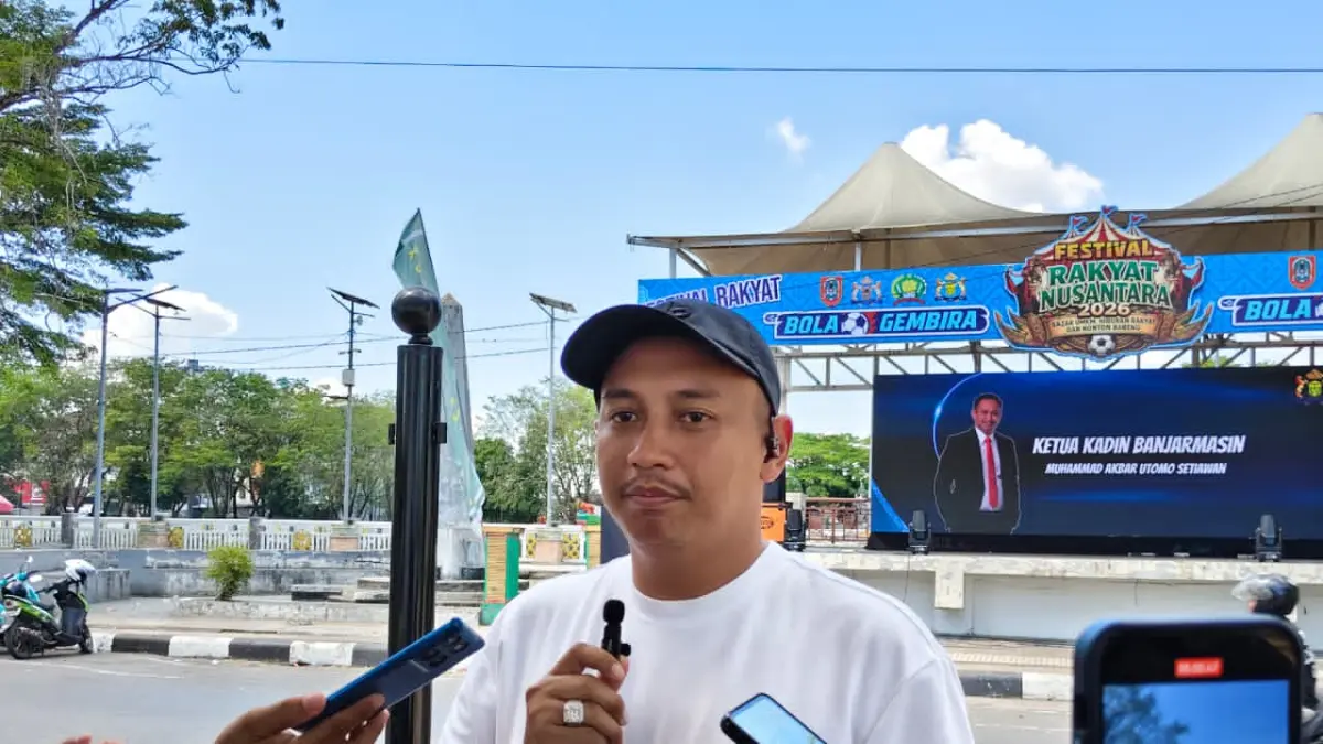 WAWANCARA: Ketua Kadin Kota Banjarmasin, M Akbar Utomo di kawasan Halaman Eks Kantor Gubernur Kalsel di Banjarmasin yag jadi lokasi Nobar Final Piala Dunia 2026, Minggu (19/7/2026) malam.(Foto: Raudah Anisya/Radar Banjarmasin)&nbsp;