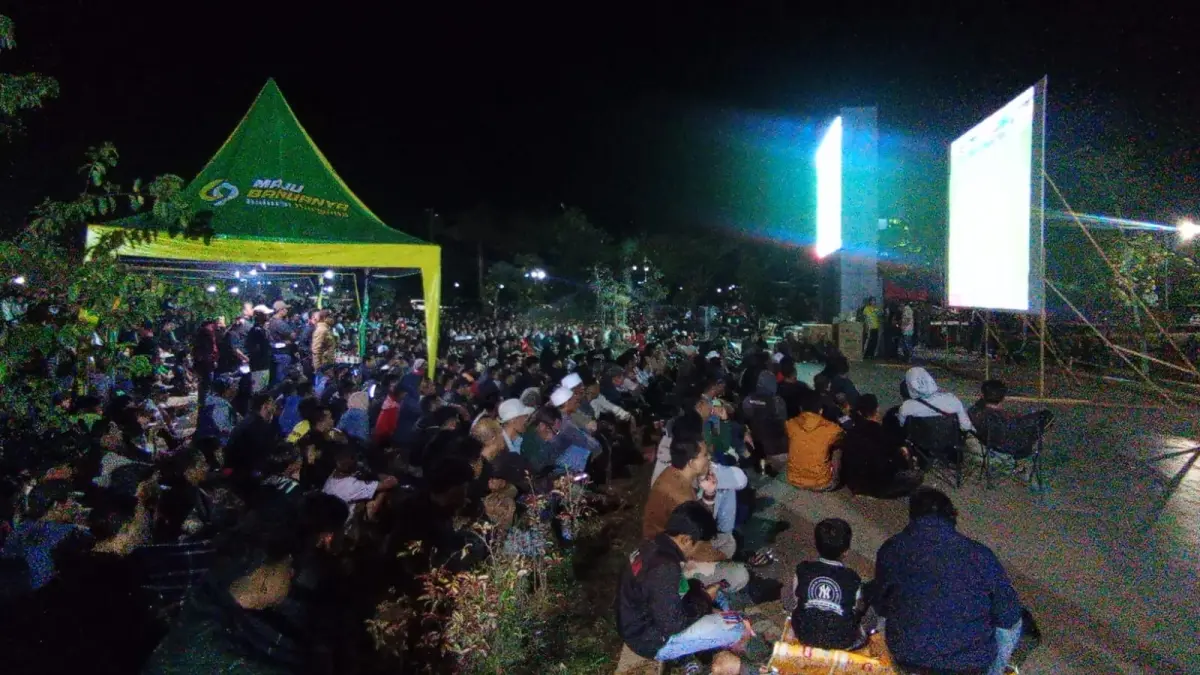 ANTUSIAS: Hampir 5.000 warga memadati kawasan Videotron Rantau Baru untuk mengikuti nonton bareng final Piala Dunia 2026 yang dimenangi Spanyol. (Foto: Rasidi Fadli)