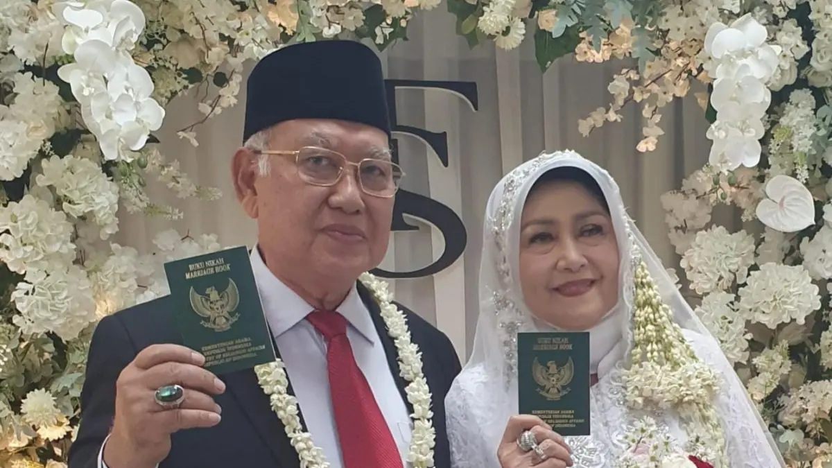 BAHAGIA: Mantan Anggota DPD RI H. Sofwat Hadi resmi menikahi Fauthyda, janda almarhum Prof. Ismed Ahmad, dalam akad nikah di Taman Kebun Banua Aromatik, Banjarbaru. (Foto: Istimewa)
